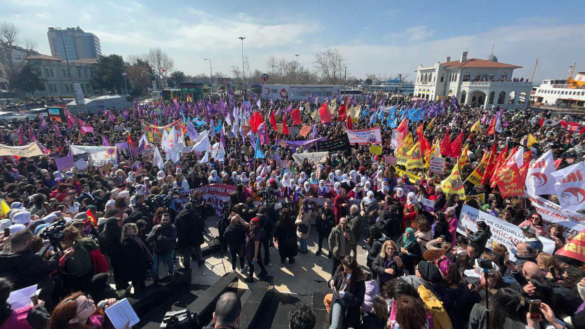 Kadınlar Kadıköy'de yürüdü